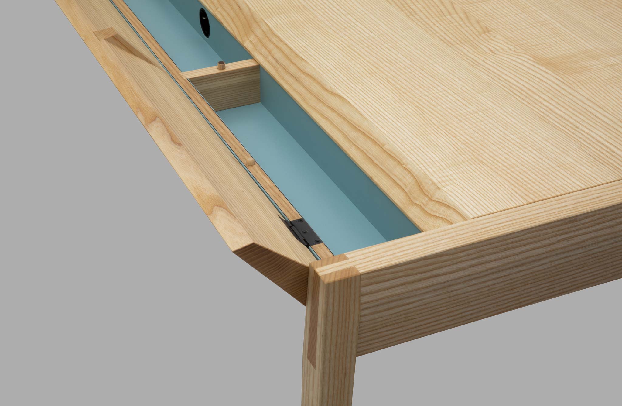 Schreibtisch mit geöffneter Holzklappe