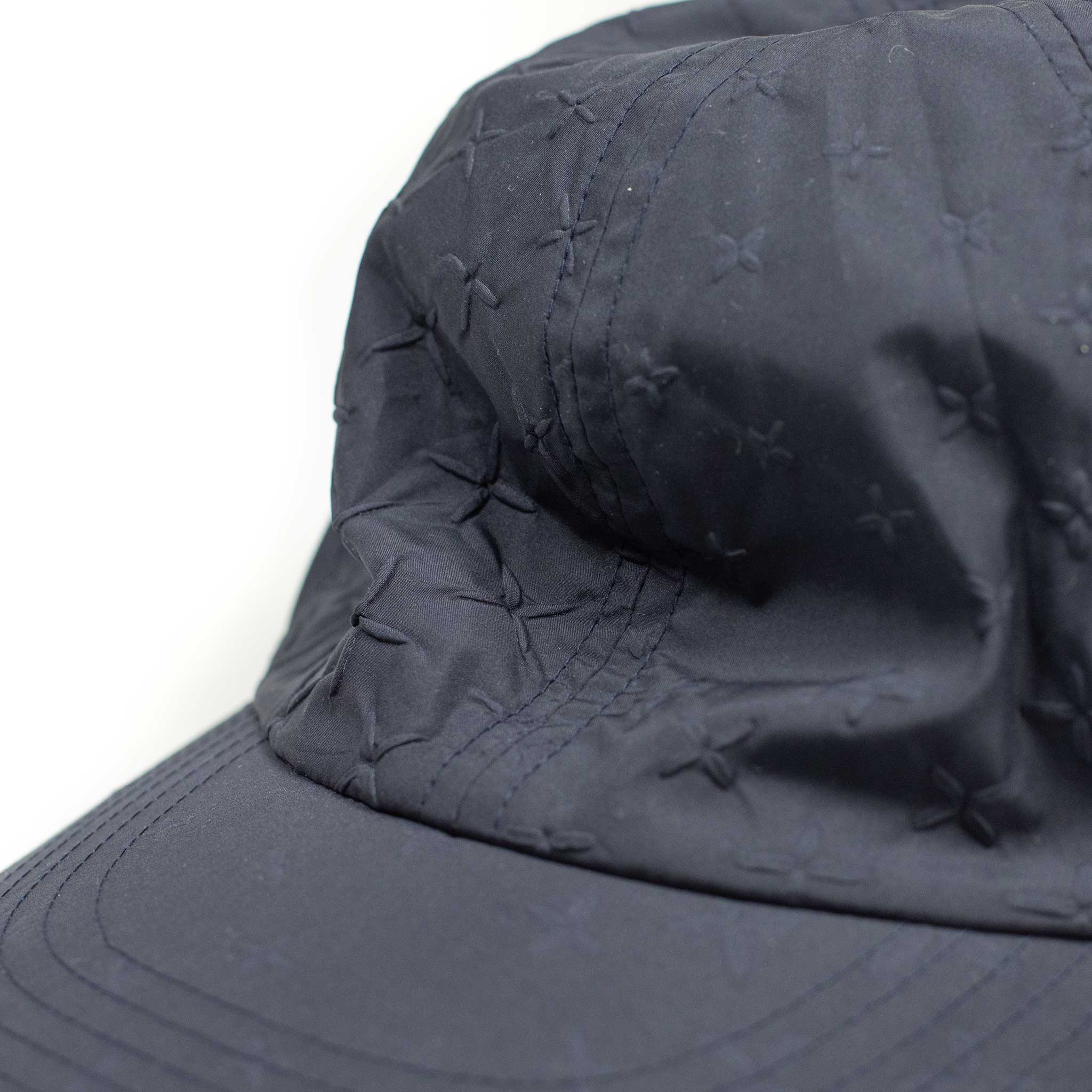 Drawcord cap in dark navy criss cross