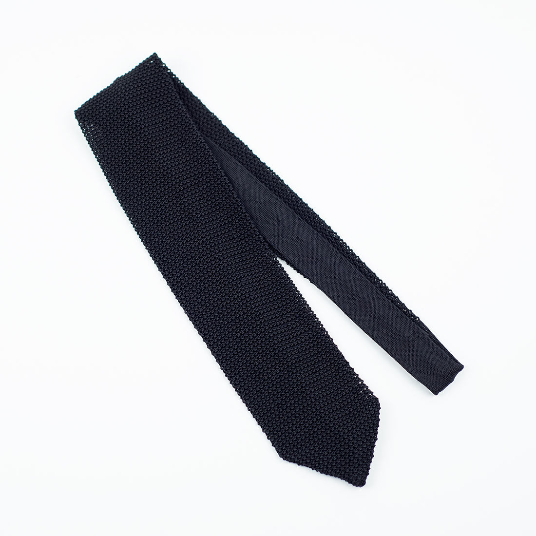 Black pointed bottom crunchy silk knit tie