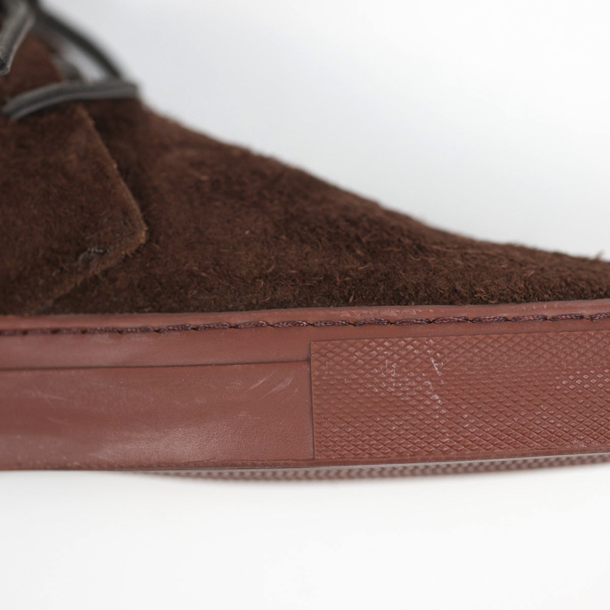 Burgundy suede chukka sneaker, red sole