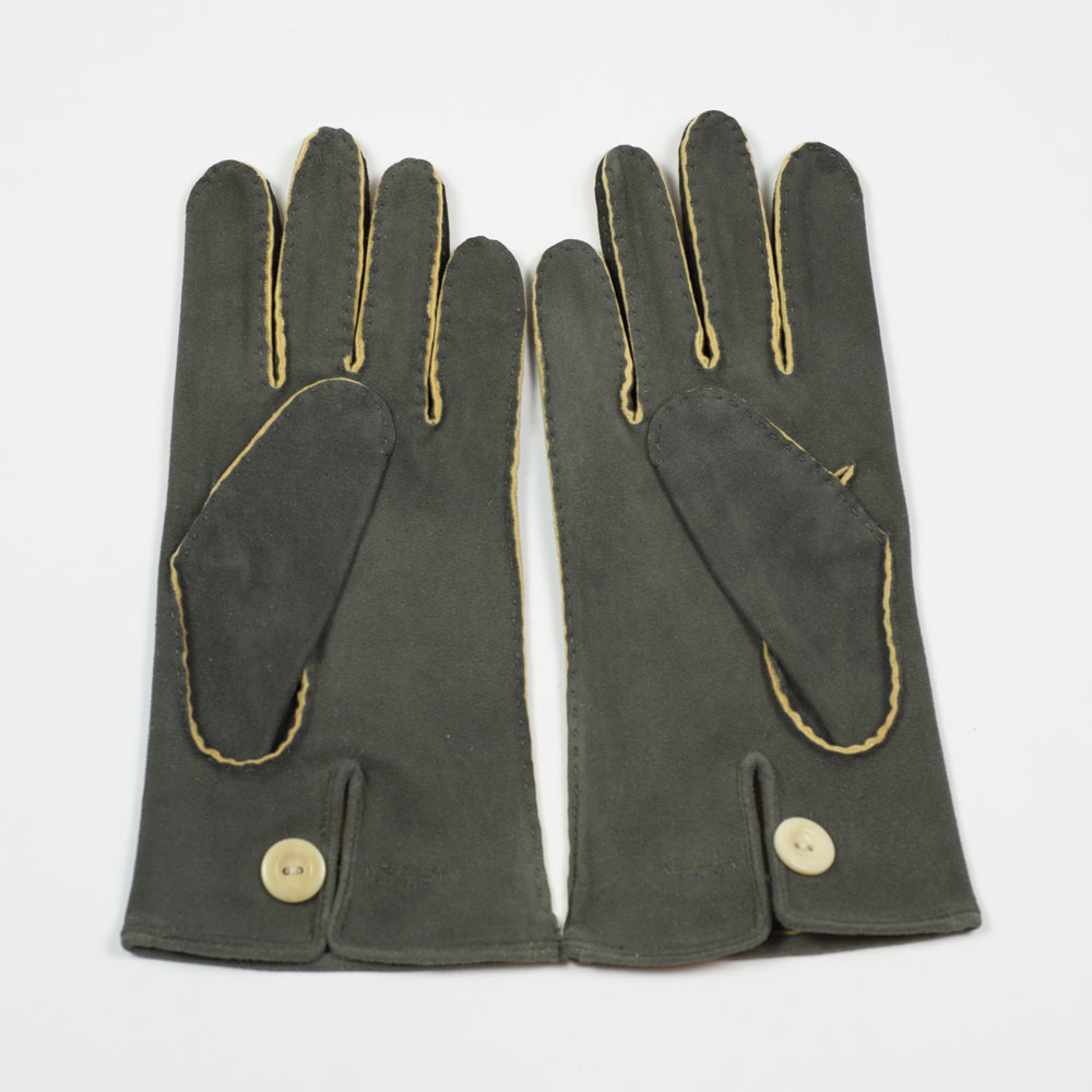 Grey hand-sewn roe deer gloves with button