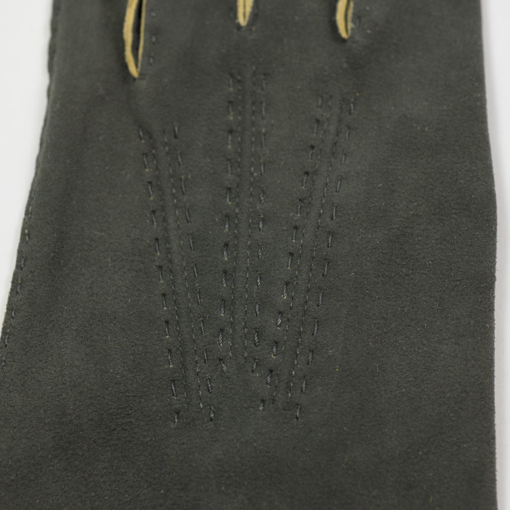 Grey hand-sewn roe deer gloves with button