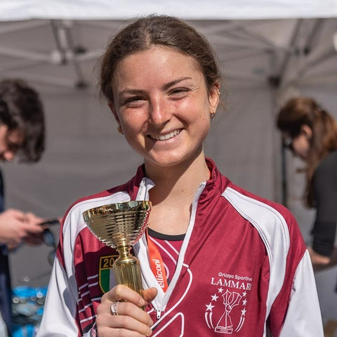 Benedetta Coliva avec une tasse à la main