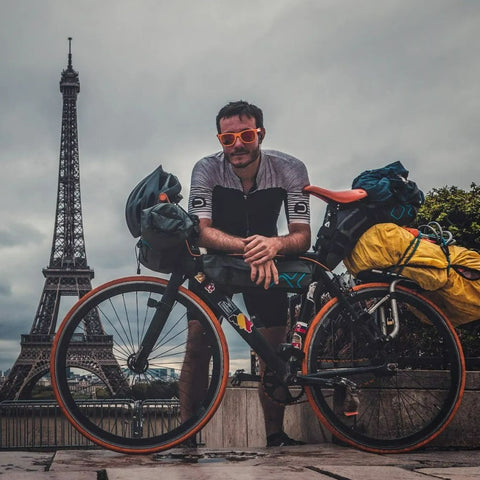 Pietro Franzese con la sua bici a Parigi