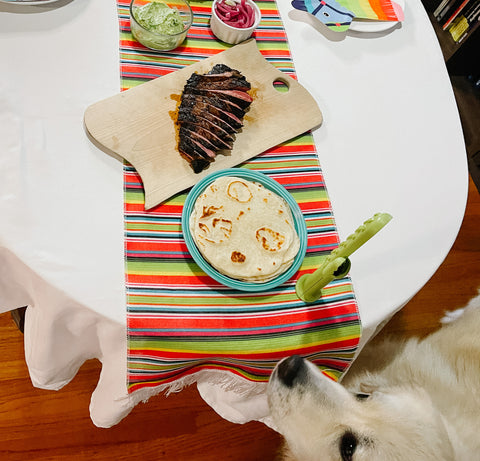 Mindy regarde le steak