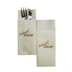 2 dezelfde bestekservetten in gebroken wit met in het midden een logo waarop ‘Stadscafé Oscar’ staat.
