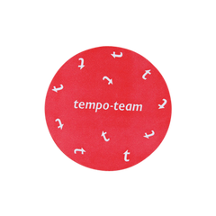 Rode ronde onderzetter waarop de tekst ‘tempo-team’ en de letter ‘t’ op verschillende plekken en in verschillende posities weergegeven staat.