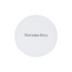 Een wit, rond bierviltje met de merknaam ‘Mercedes-Benz’ erop.
