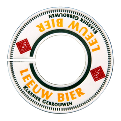 Witte, ronde onderzetter met een gat in het midden en zwarte versieringen aan de rand. De onderzetter is 2 keer (in spiegelbeeld) voorzien van een rood logo en de tekst ‘Leeuw bier’, waaronder ‘klassiek gebrouwen staat’.