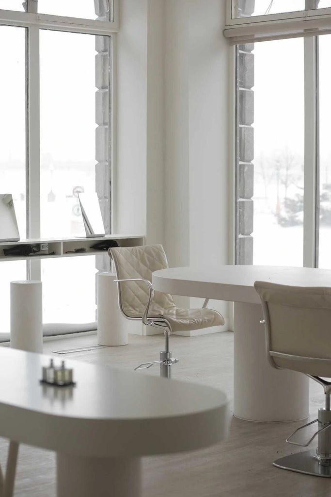 White-beige interior of Pinklablonde beauty salon designed by Lanvain