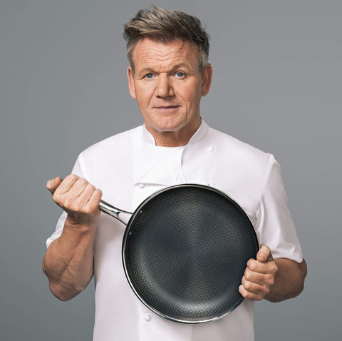 Gordon Ramsay mit einer Hexagon Bratpfanne 3-lagig