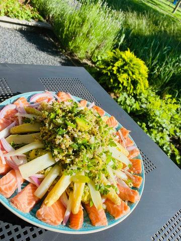 Wie man Lachs-Seviche kocht und frischen Salat zubereitet