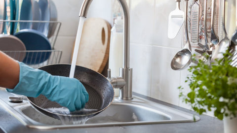 How to clean ceramic pans?