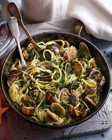 Spaghetti Vongole voorbereiding in stappen uitgelegd. Italiaans gerecht. 