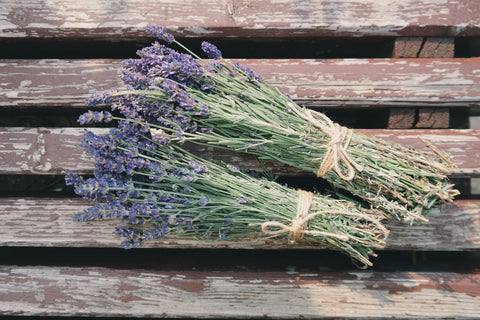 Gebündelter Lavendel auf Holztisch