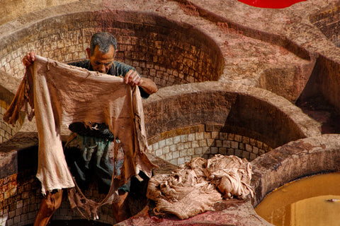 Marokko, Mann bei traditioneller Ledergärbung