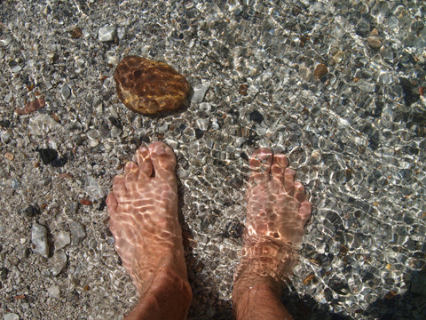 Natur, Füße, klares Wasser, Kieselsteine