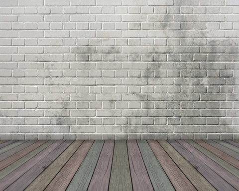 Weiße Steinwand mit Schimmelbefall, verschiedenfarbiger Holzdielenboden