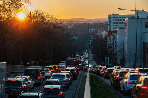 Feierabendverkehr bei Sonnenuntergang in Großstadt