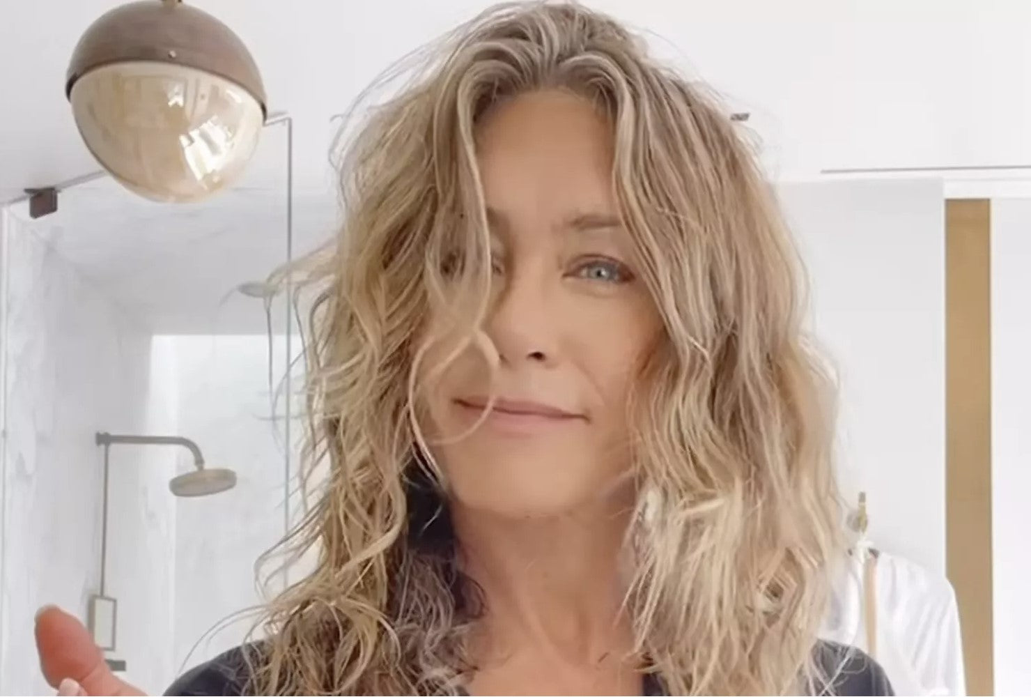 Jennifer Aniston Shows Off Natural Curls In Post Shower Haircare Routi Lolavie 