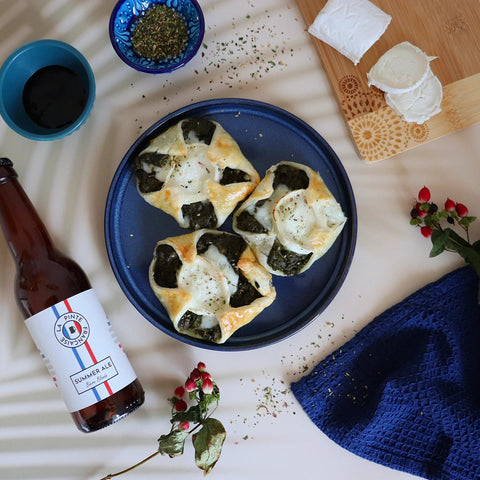 Petits feuilletés aux épinards et au fromage de chèvre avec bière Summer Ale