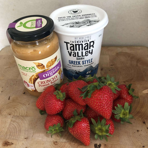 Recipe ingredients. Greek yoghurt, peanut butter and strawberries.