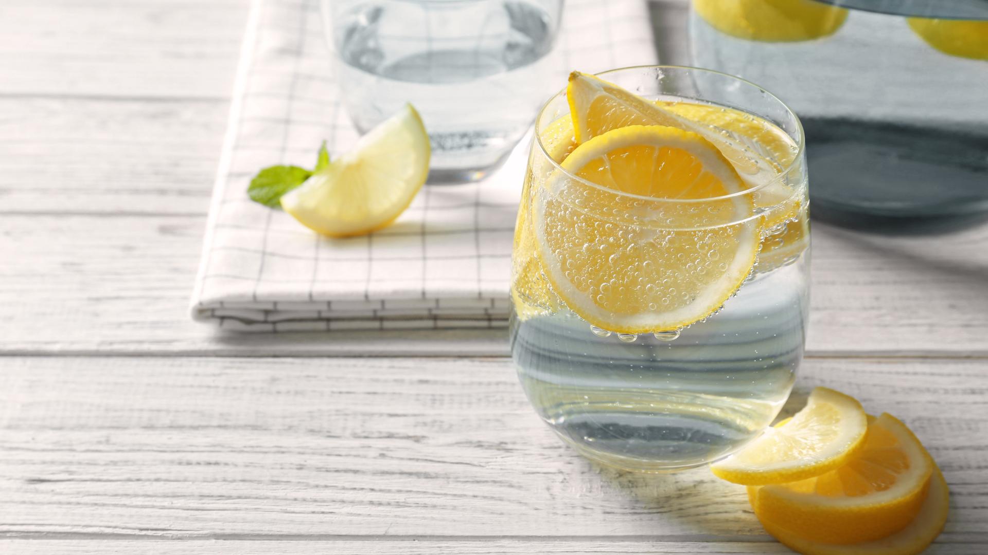 Sparkling water with lemon