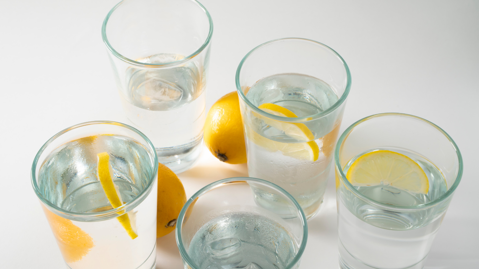 Sparkling water with lemon