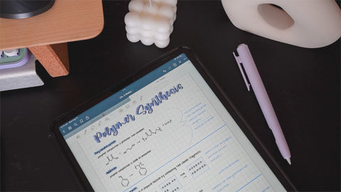Imagen del iPad sobre un escritorio negro con notas digitales de química de polímeros en la pantalla.