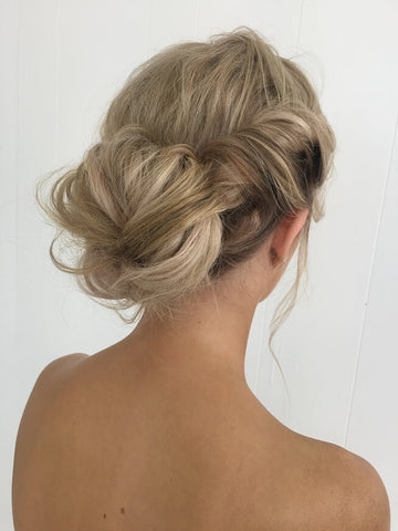 The messy bun is one of the easiest hairstyles that you do with your Minque halo hair extensions. 