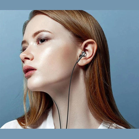 mujer usando auriculares lenovo xf06