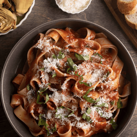 How to make tomato basil pasta with the Cucina Tradizionale Box from TerraMar Imports. This easy and simple recipe will elevate your palate!