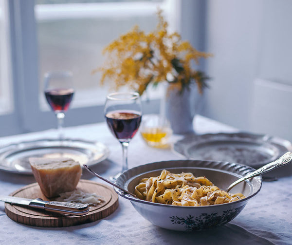 The tagliatelle pasta with truffle and mushrooms is an ideal lunch or dinner meal. This authentic italian meal is made with imported pasta from Italy that is made through traditional artisan techniques. Pair it with your favorite red wine that will elevate the flavors.