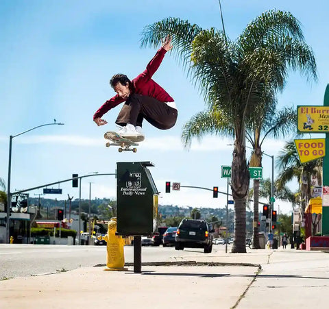 Jim Greco Ollies sur un kiosque à journaux sur planche à roulettes