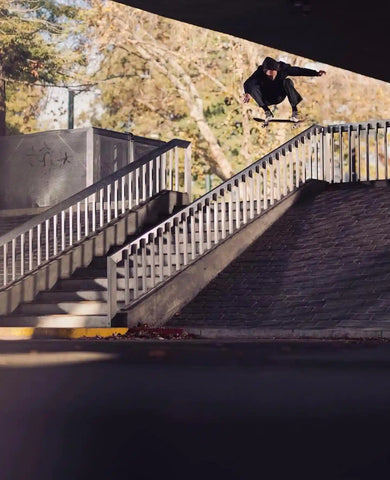 Habitat Skateboards Austyn Gillette Ollie sur une planche à roulettes dans les escaliers