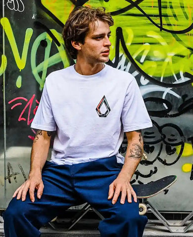 Skateur portant un t-shirt et un pantalon Volcom