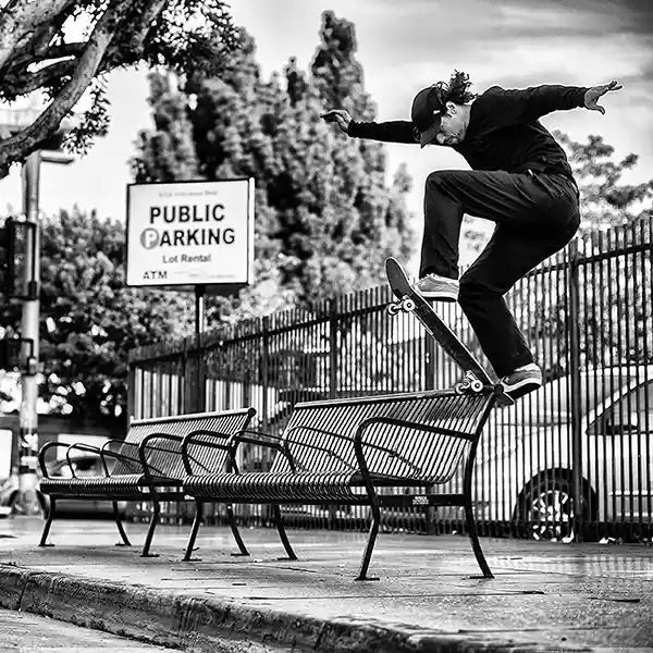 Andrew Brophy Skateboard Frontside Bluntslide sur un banc de parc