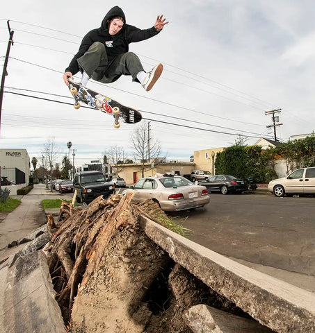 Tristan Funkhouser faisant un tour de planche à roulettes frontside ollie tailgrab