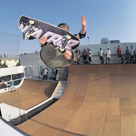 Eric Dressen Frontside Stalefish en halfpipe sur le pont de Santa Cruz