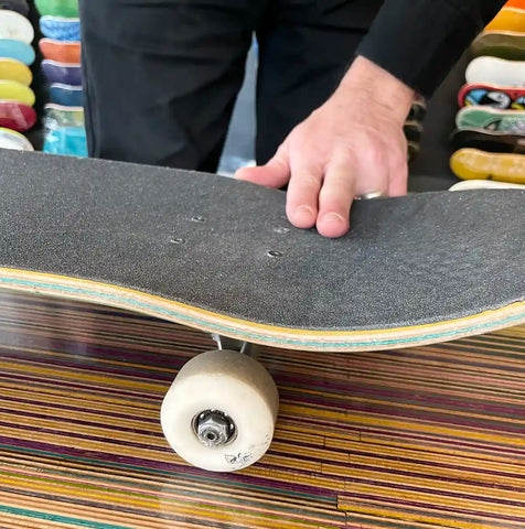 Doigts plats sur une planche de skateboard expliqués