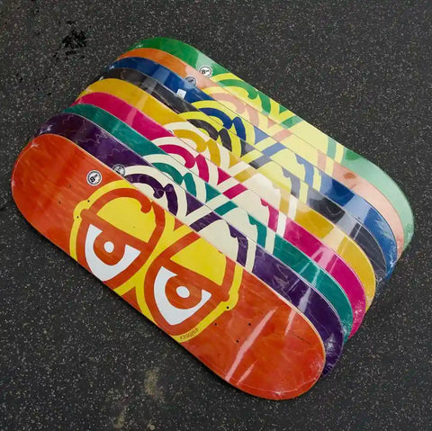 Planches de skateboard Krooked Eyes en plusieurs tailles et couleurs