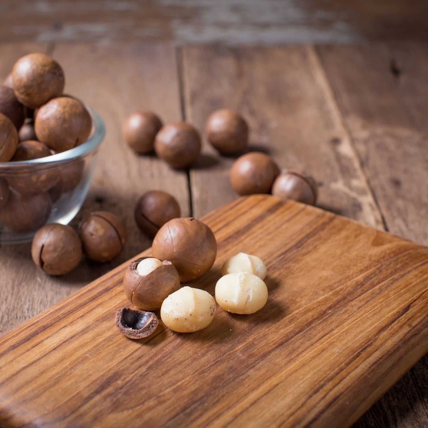 noix de macadamia grillées sur une planche à découper en bois