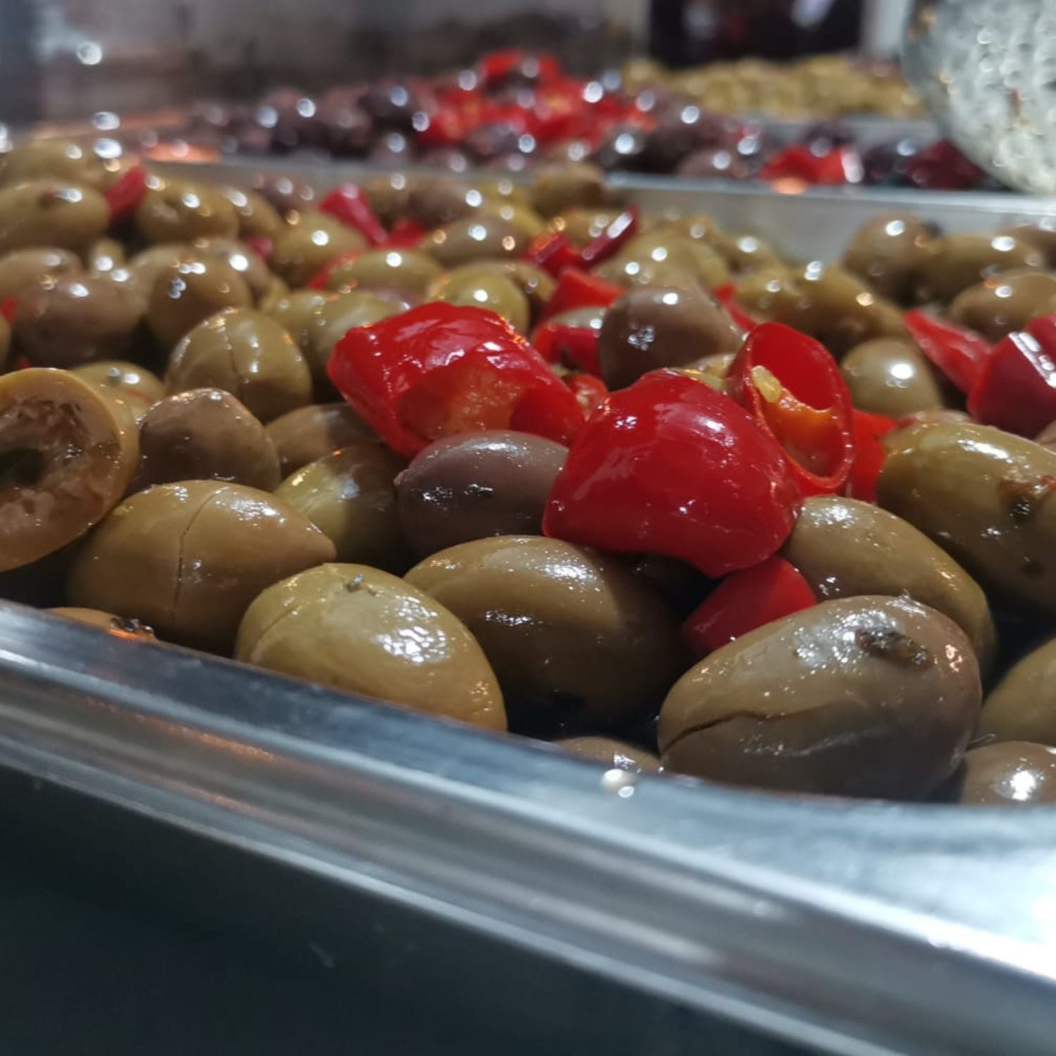 Olives vertes siciliennes assaisonnées de haute qualité fabriquées à la main au goût d'avril