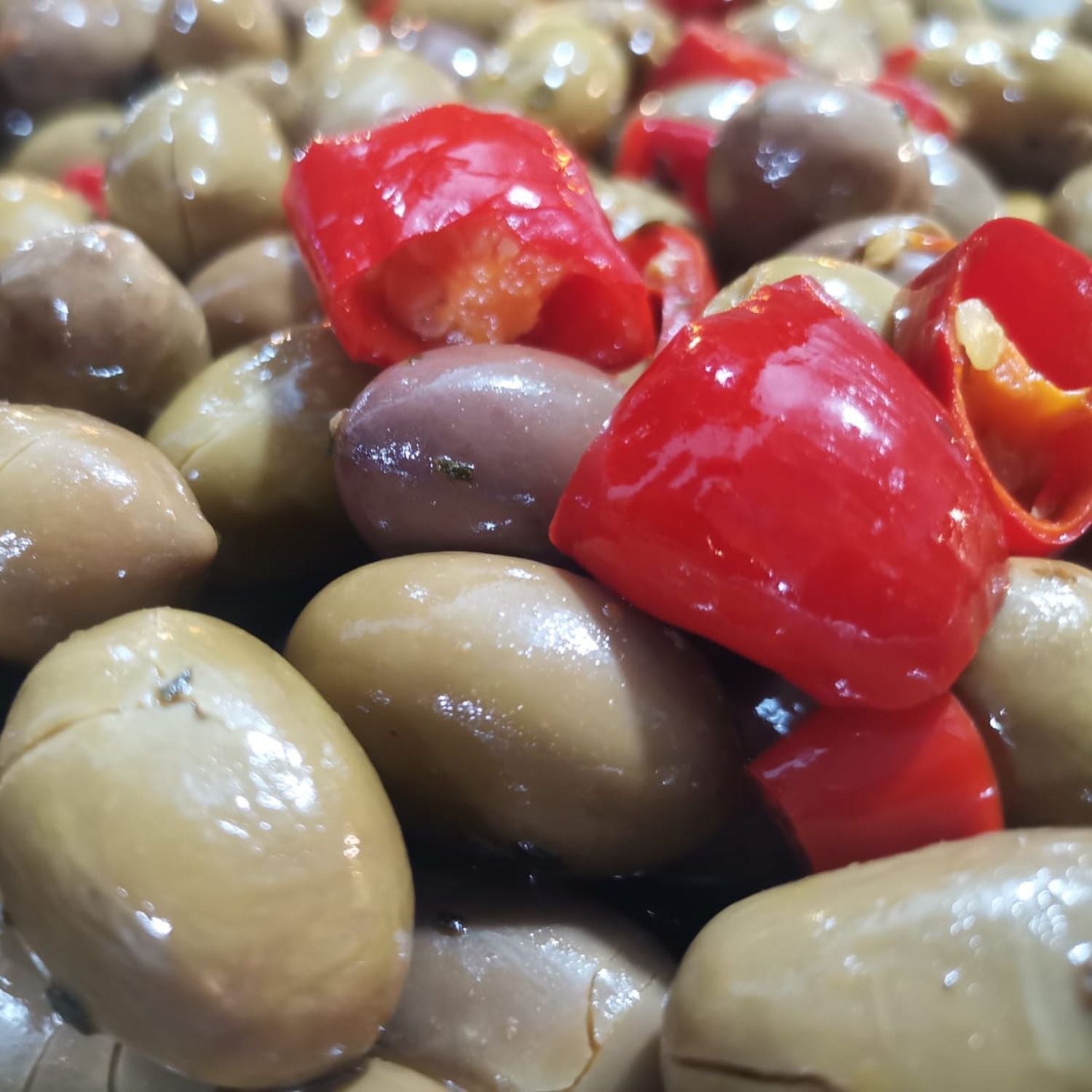 olives siciliennes assaisonnées et broyées goûts épicés d'avril