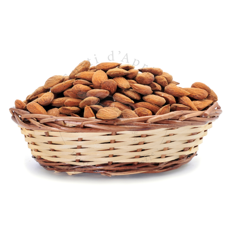 Amandes locales siciliennes dans un panier d'affichage en osier sans fond