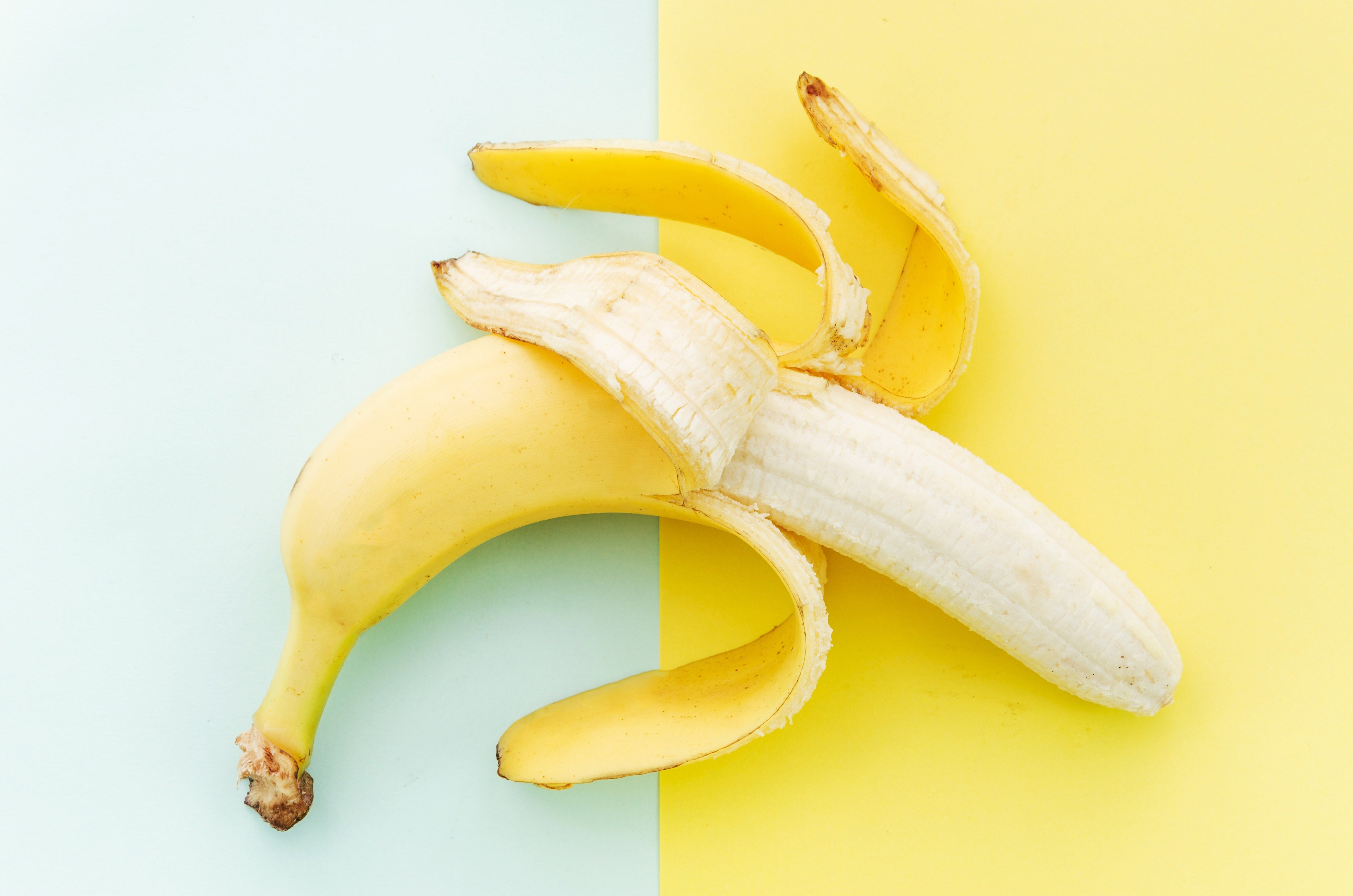 Banene su win-win kombinacija kada se radi o namirnicama koje podstiču san. Sadrže kalijum, magnezijum, triptofan, ali i ugljene hidrate, tako da će na vaš organizam delovati kao uspavanka. Ukoliko preferirate smutije, obavezno uz banane ubacite i višnje koje su bogate melatoninom, i mleko koje sadrži triptofan.