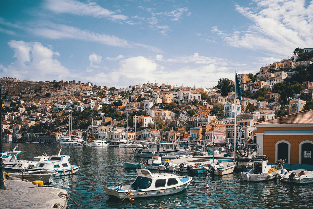 Il mercato del pesce sul lungo porto di Symi