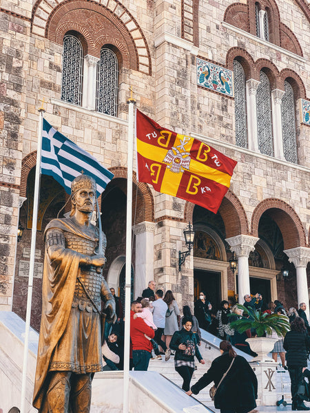 La statua di Costantino XI di fronte ad Agia Triada al Pireo
