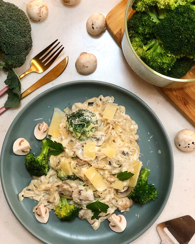 Fettuccine Alfredo with mushrooms and broccoli 