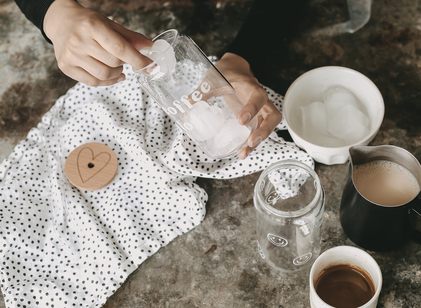 Eiskaffee selbst machen: Eiswürfel einfüllen